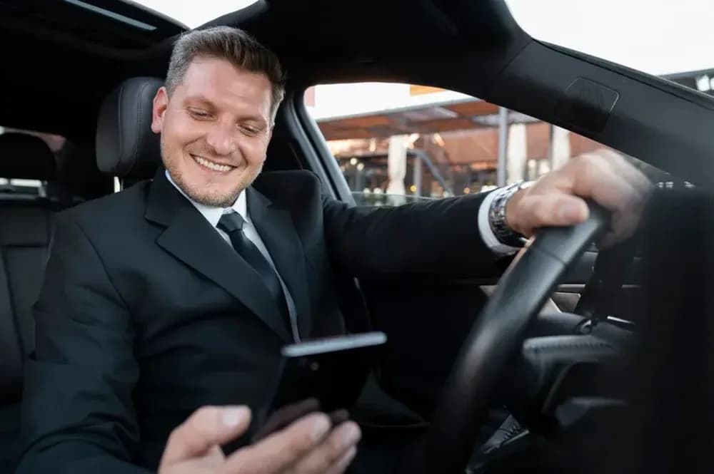 Motorista de aplicativo dirigindo com a Yalla Trust